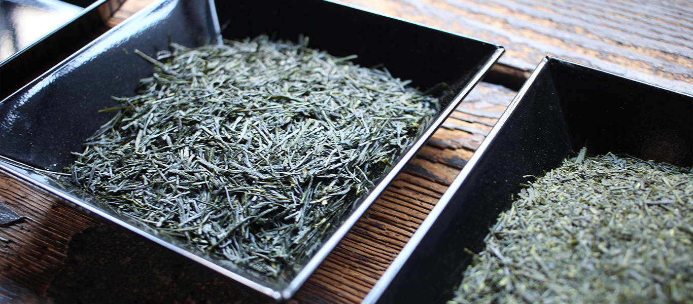 黒の器に入った茶葉