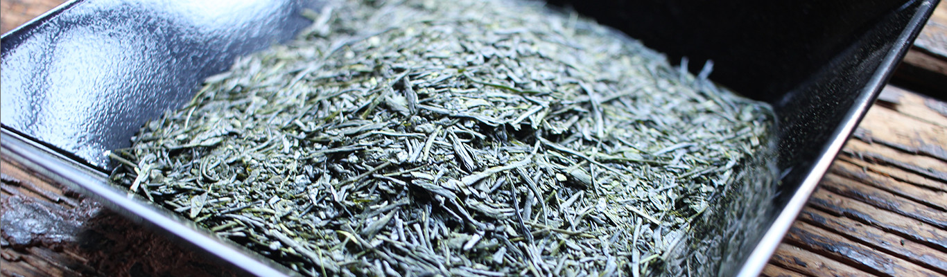 黒の器に入ったお茶の画像