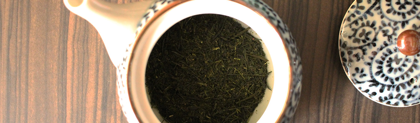 黒の器に入ったお茶の画像