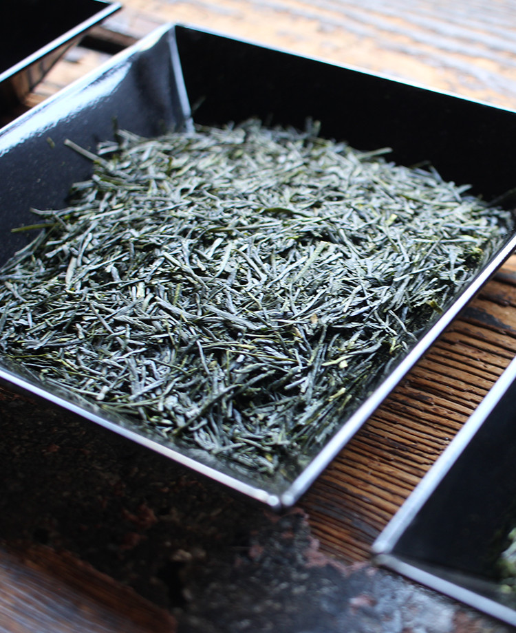 スマホ仕様黒の器に入った茶葉