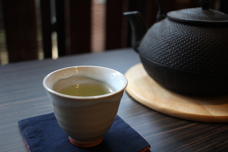 鉄瓶とお茶の画像