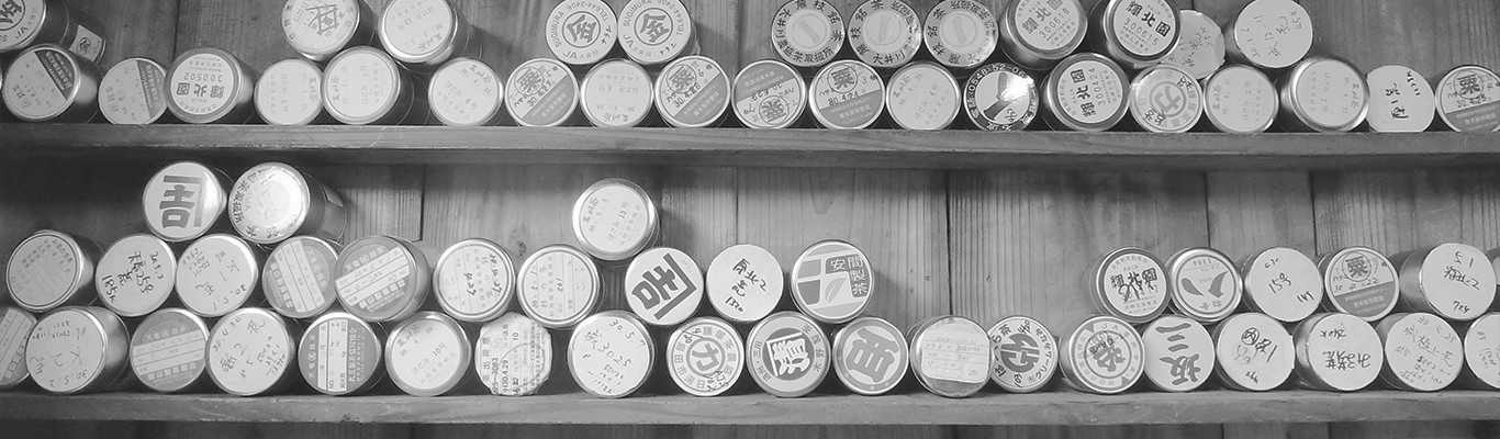 旧ギフトと銀の茶筒の画像